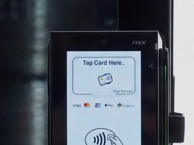 Kontaktloses Bezahlterminal am Smart Fridge