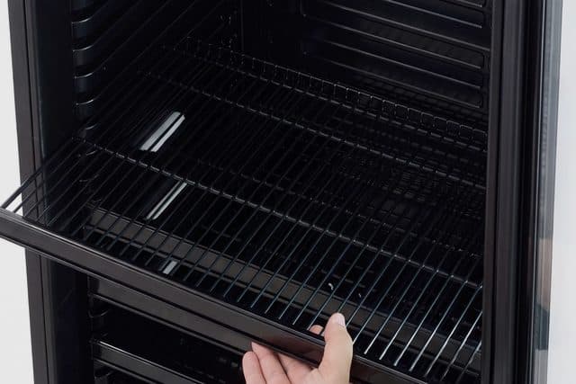 Verstellbare Böden im Smart Fridge
